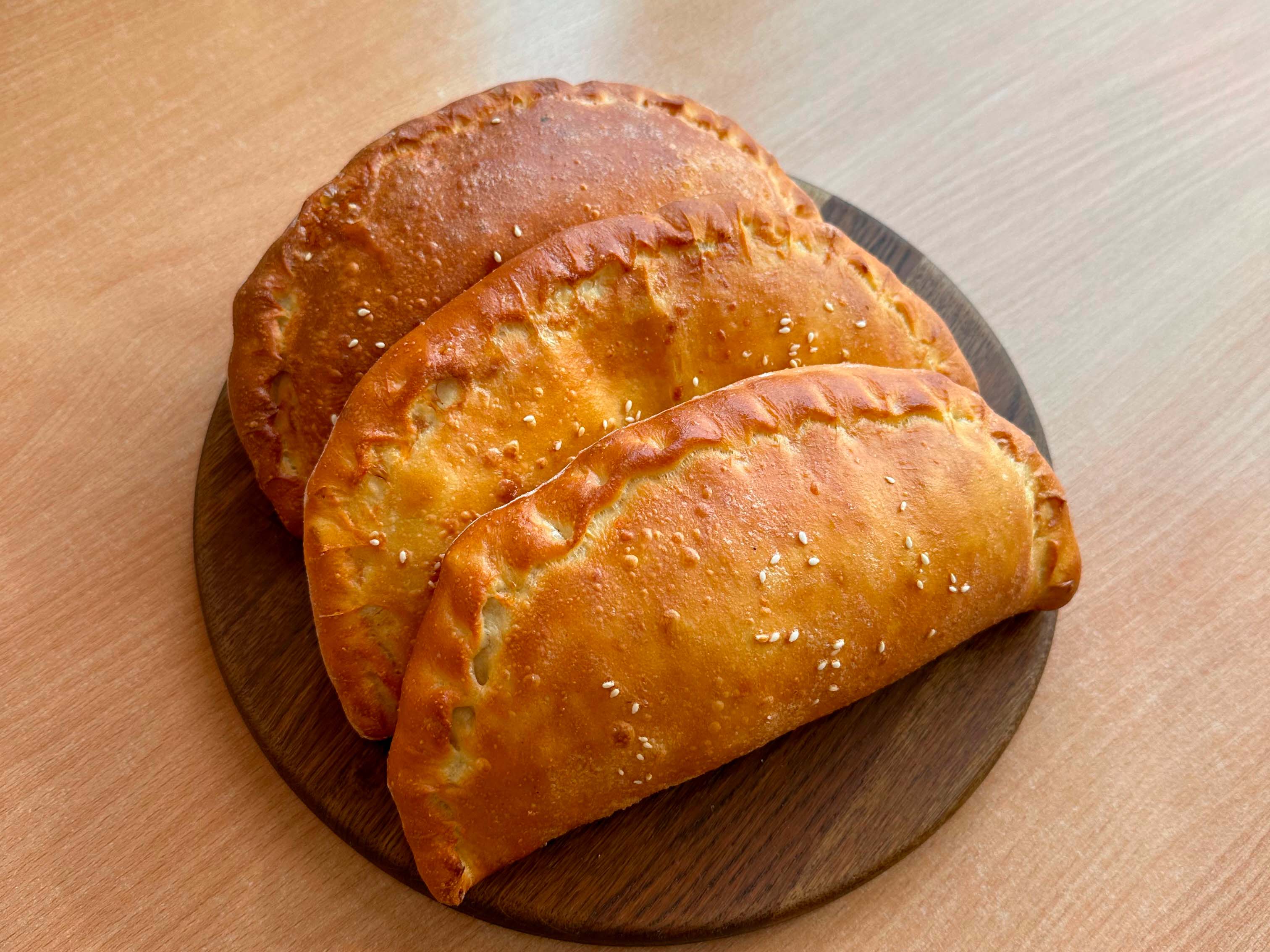 закрытая пицца с курицей и грибами